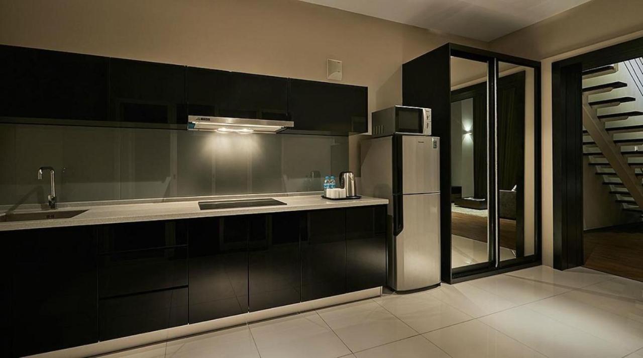 Maritime Luxury Suites George Town Exterior foto